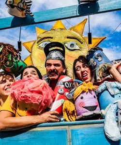 Ντενεκεδούπολη ξανά! Το μεγάλο ταξίδι του Μελένιου