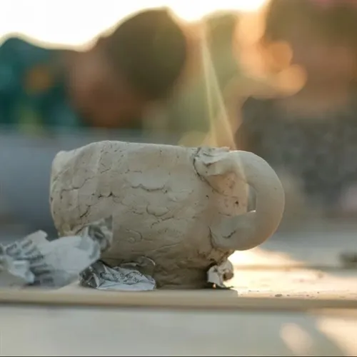 Εργαστήρια για άτομα 65+: Δημιουργώντας Ανάγλυφες Ιστορίες με Πηλο