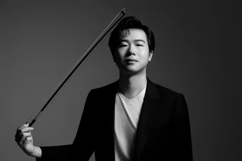 Ο νικητής του διαγωνισμού βιολιού «Παγκανίνι» Simon Zhu συμπράττει με την Camerata Junior