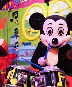 Η παρέα του Μίκυ και το τραγούδι της χαράς